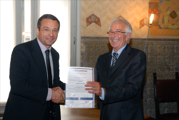 Claudio Toniolo, riceve l'attestato di Agente Certificato dal presidente Usarci.